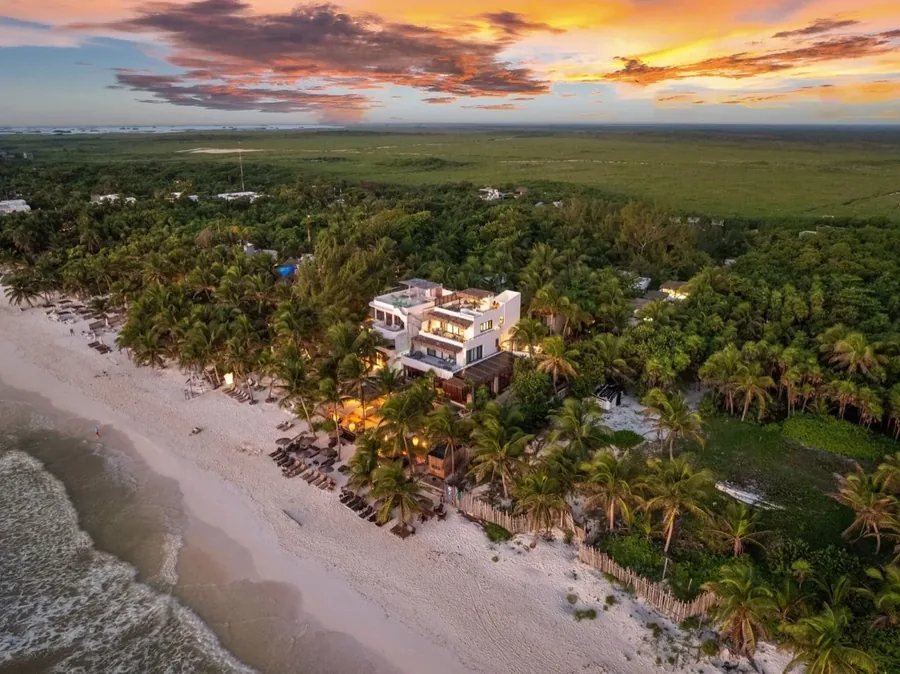 Villa Chiringuito beachfront pool